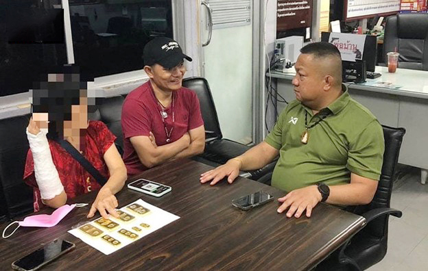 Mua vàng theo lời của kẻ lừa đảo, cụ bà vô tình lãi lớn - Ảnh 1.