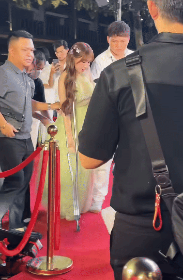 Hòa Minzy khiến khán giả lo lắng khi gặp chấn thương phải ngồi xe lăn - Ảnh 1.