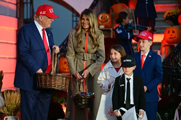 Trở về từ chuyến công du châu Á, Tổng thống Trump mang không khí lễ hội đến Nhà Trắng - Ảnh 1.