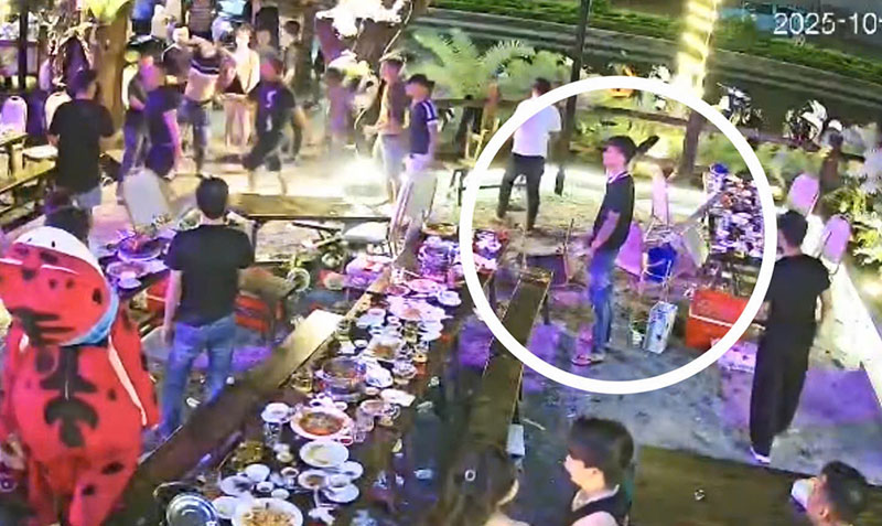 Bắt tạm giam thanh niên xăm trổ từng đánh thai phụ, nay tiếp tục gây án- Ảnh 1. Bắt tạm giam thanh niên xăm trổ từng đánh thai phụ, nay tiếp tục gây án- Ảnh 1.