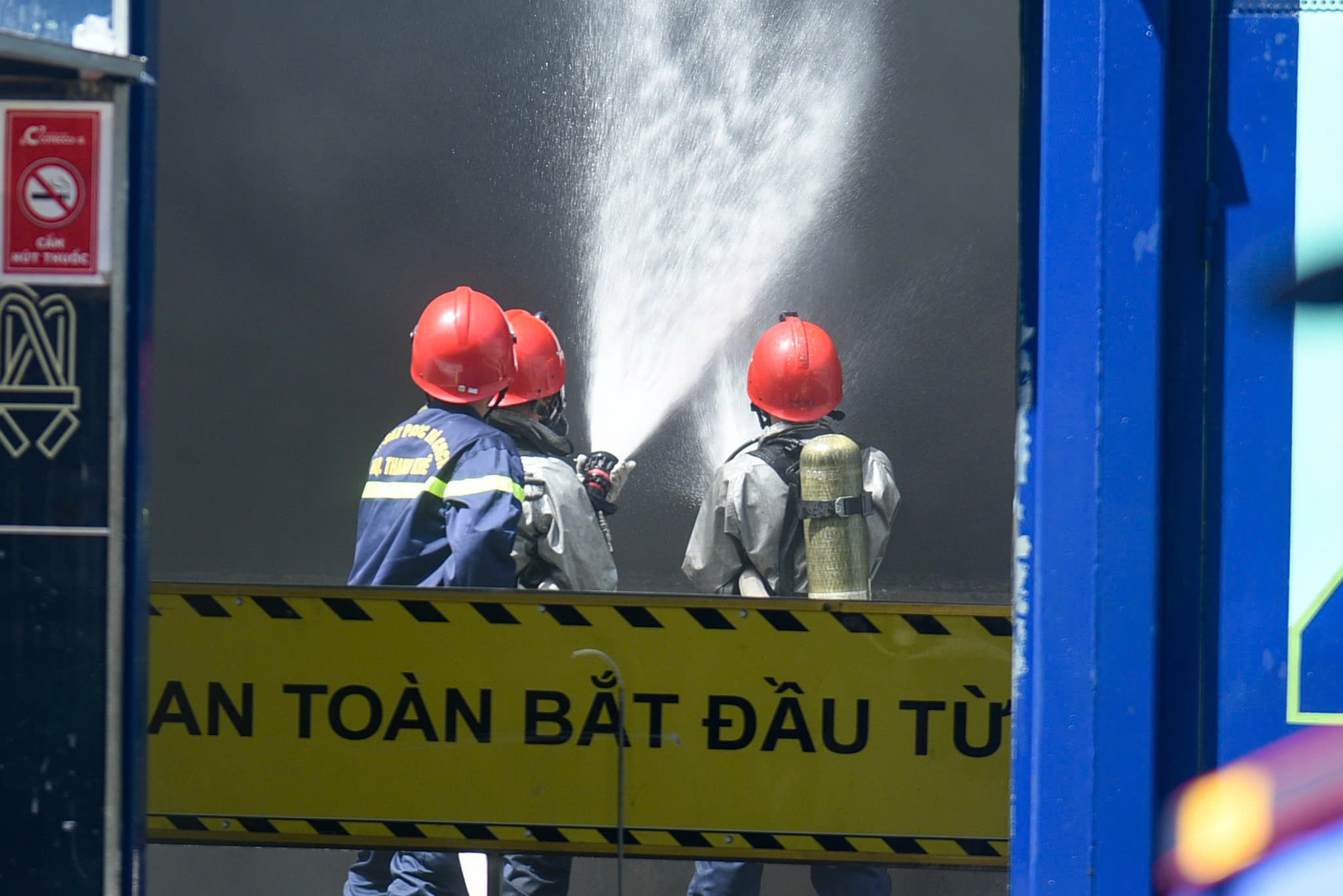 Clip: Cháy lớn tại công trường cao ốc Nguyễn Kim ở Đà Nẵng- Ảnh 6.