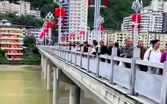 Thương tâm vụ 3 bố con mất tích, tìm thấy thi thể 2 bé gái trên sông Lam - Ảnh 2.