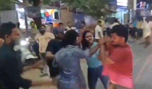 Cô gái trẻ đánh tới tấp người đàn ông say rượu giữa phố- Ảnh 3.
