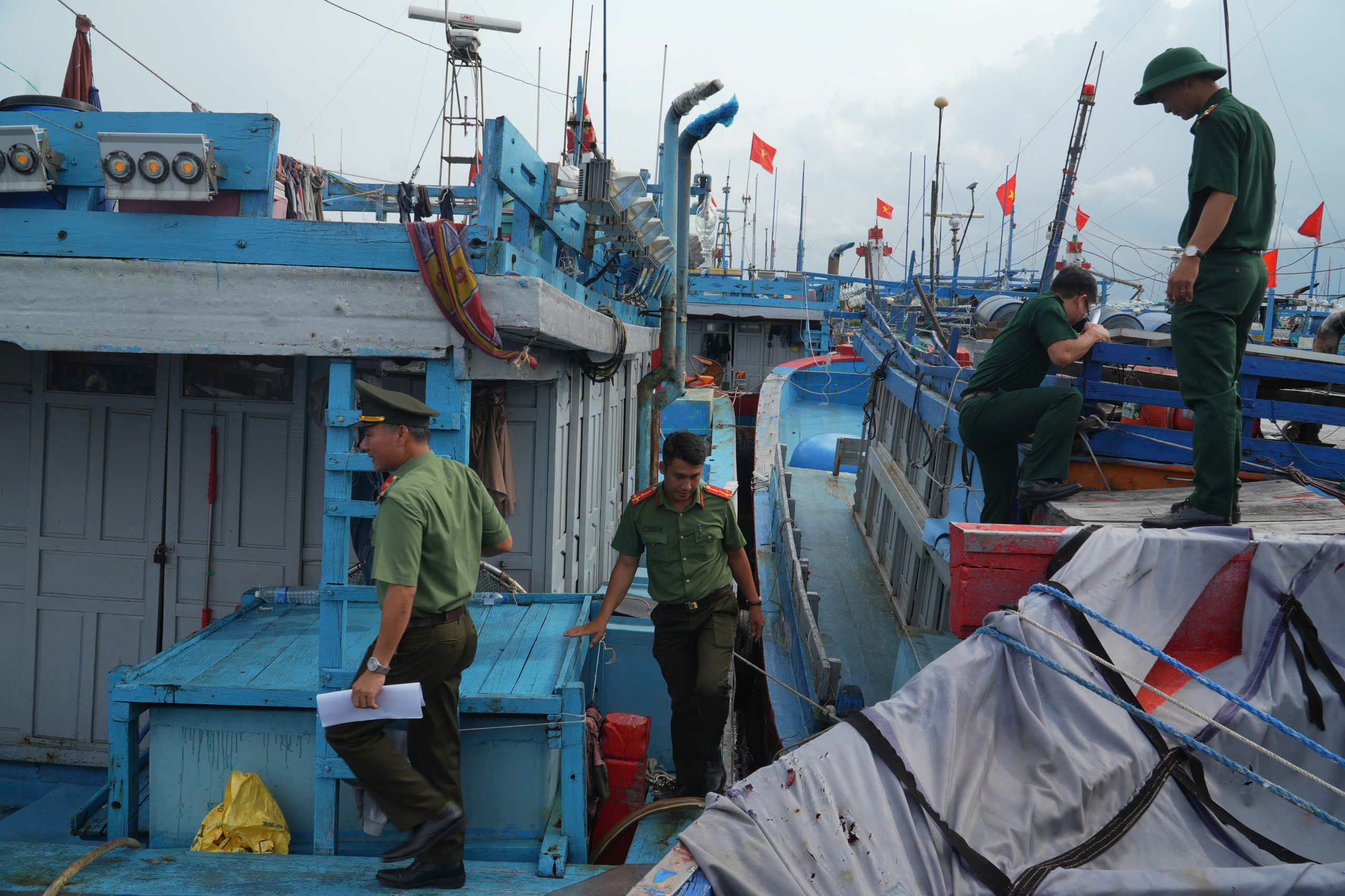 Quảng Ngãi: Nhiều tàu cá bị phạt hàng trăm triệu đồng vì vi phạm IUU- Ảnh 1.