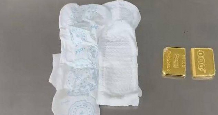 Phát hiện 2 miếng vàng trị giá 1,5 tỷ đồng giấu trong băng vệ sinh- Ảnh 1.