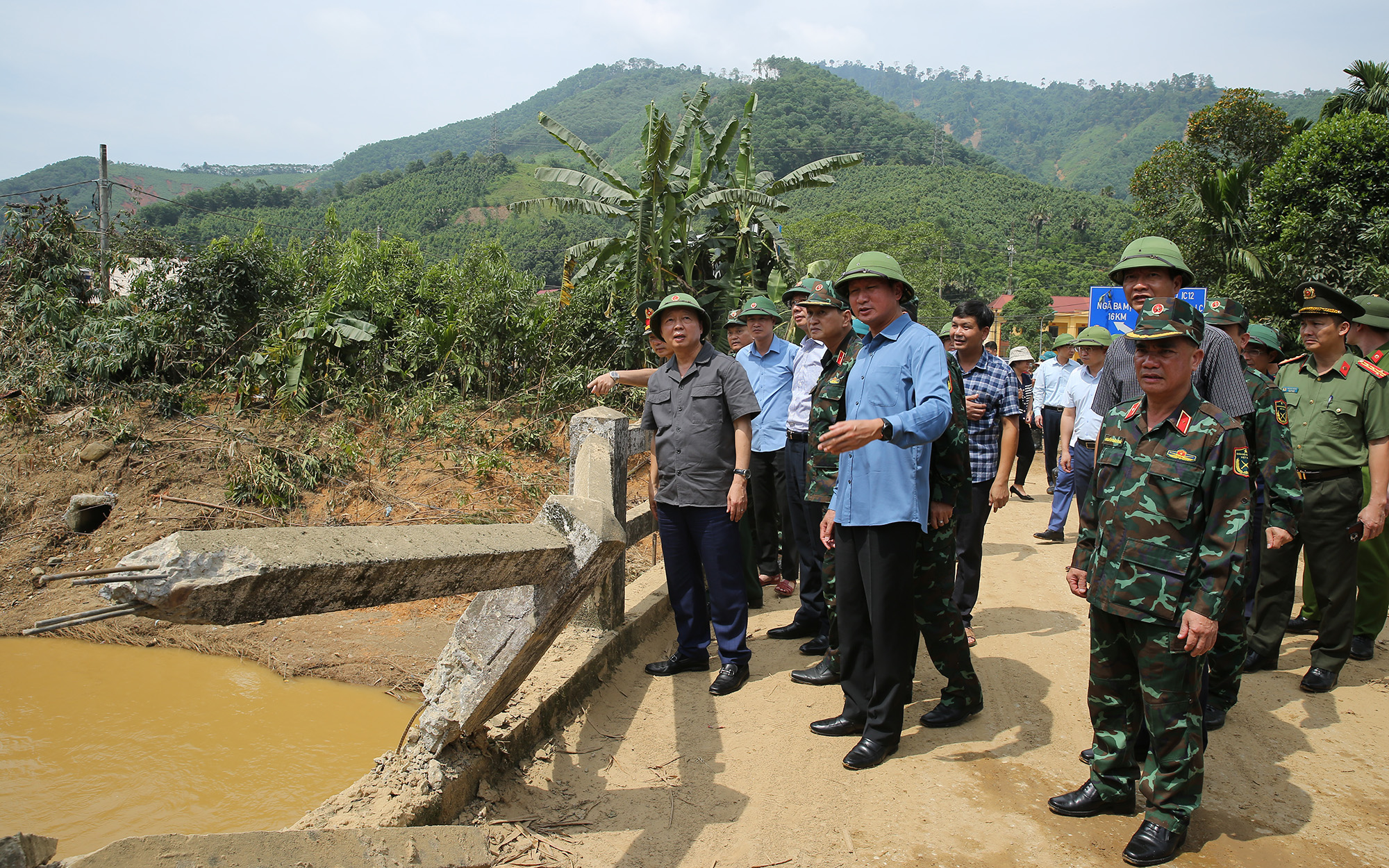 Phó Thủ tướng kiểm tra công tác chuẩn bị ứng phó bão số 11- Ảnh 1.