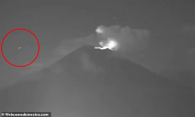 UFO bí ẩn xuất hiện tại ngọn núi lửa đang hoạt động- Ảnh 1.