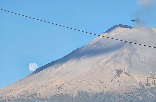 UFO bí ẩn xuất hiện tại ngọn núi lửa đang hoạt động- Ảnh 2.