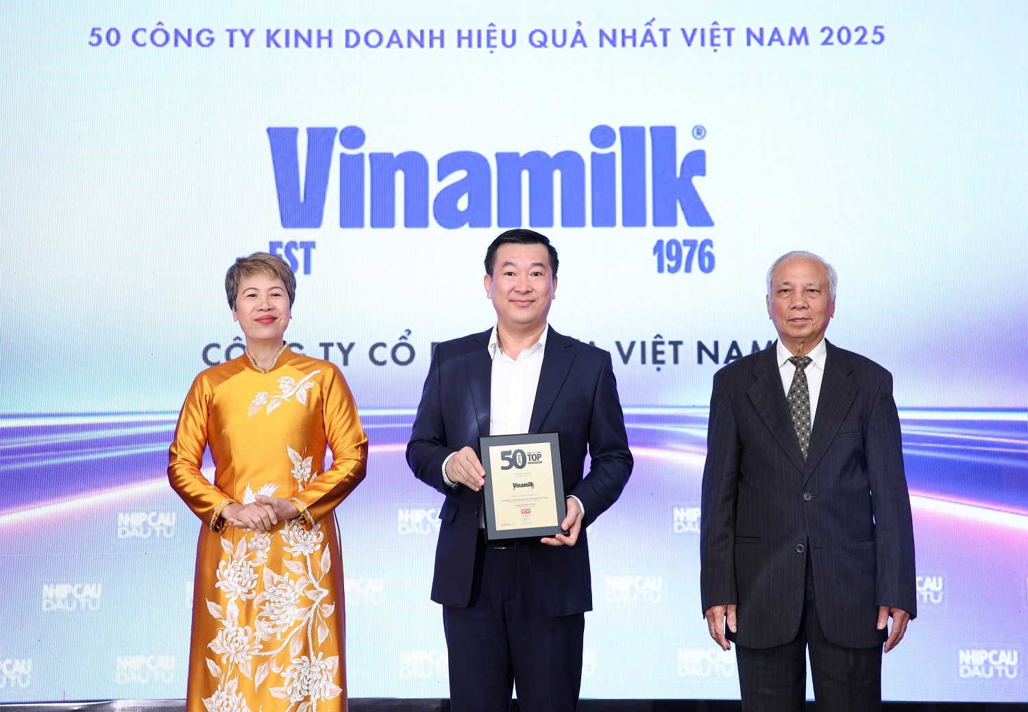 Vinamilk lần thứ 14 liên tiếp được vinh danh Top50 công ty kinh doanh hiệu quả nhất Việt Nam - Ảnh 1.