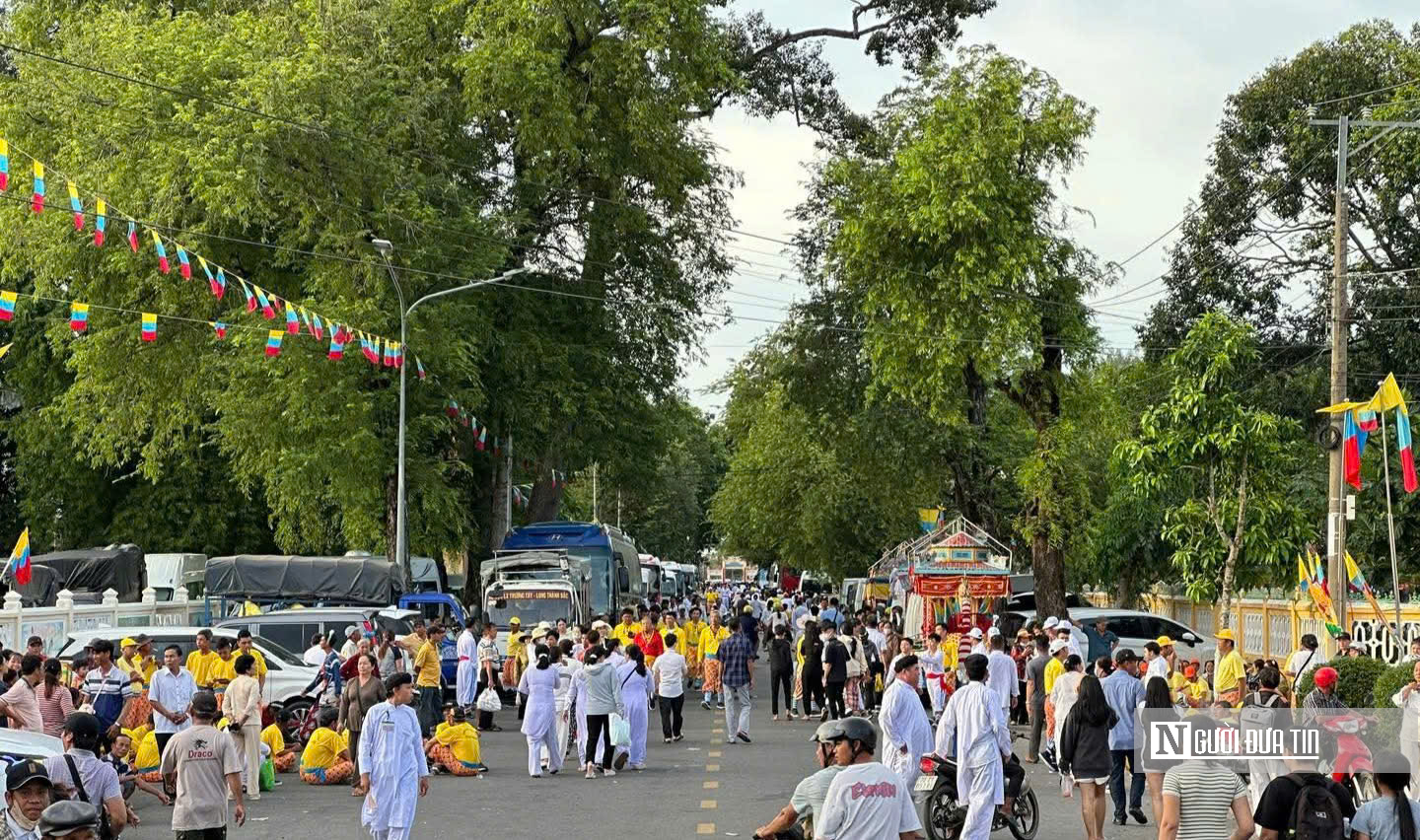 Biển người đổ về Tòa Thánh Tây Ninh dự Đại lễ Hội yến Diêu Trì Cung 2025 - Ảnh 3.
