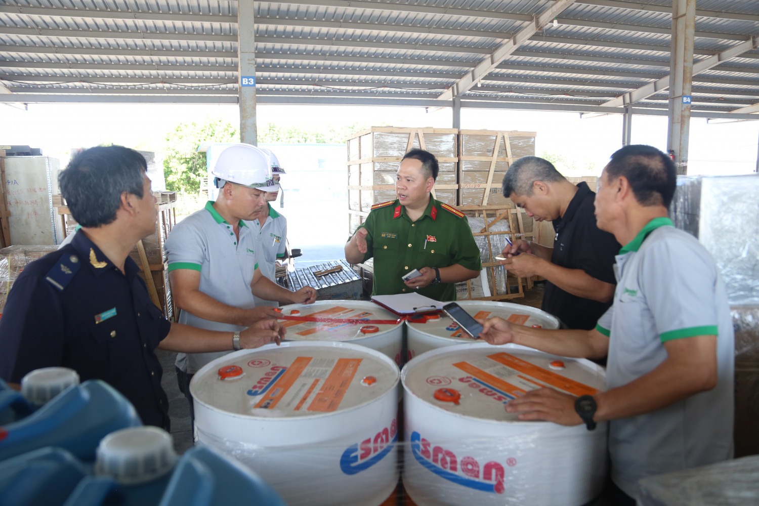 Triệt phá đường dây buôn lậu qua cửa khẩu, tạm giữ 9 đối tượng- Ảnh 3. Triệt phá đường dây buôn lậu qua cửa khẩu, tạm giữ 9 đối tượng- Ảnh 3.