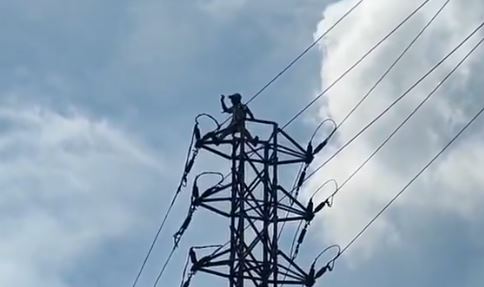 Đòi tiền bạn không được, người đàn ông say rượu trèo lên cột điện cao thế la hét - Ảnh 2.