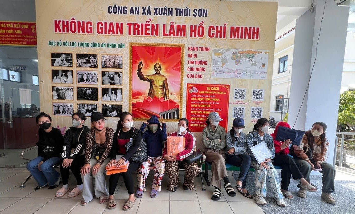 Vụ vỡ hụi 200 tỷ đồng ở TP.HCM: Hàng trăm nạn nhân "kêu cứu" tại trụ sở công an- Ảnh 1.