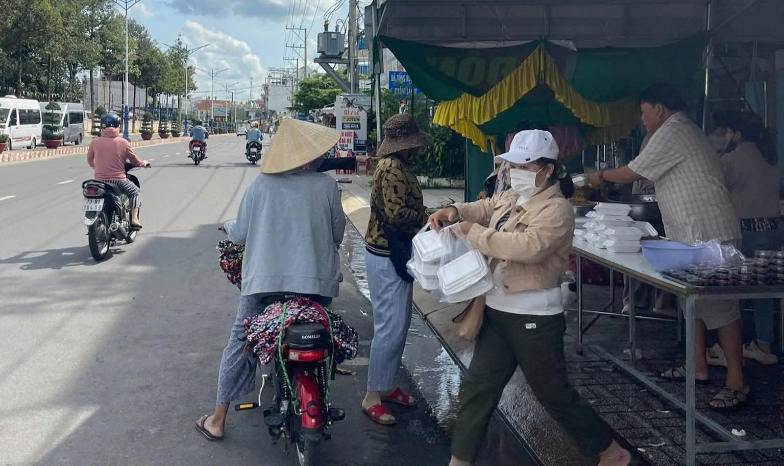 Biển người đổ về Tòa Thánh Tây Ninh dự Đại lễ Hội yến Diêu Trì Cung 2025 - Ảnh 10.