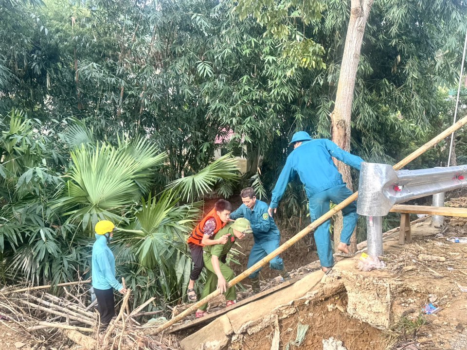 Cầu cứng bị cuốn trôi, dùng thuyền vượt sông đưa hàng trăm học sinh đến trường - Ảnh 6.