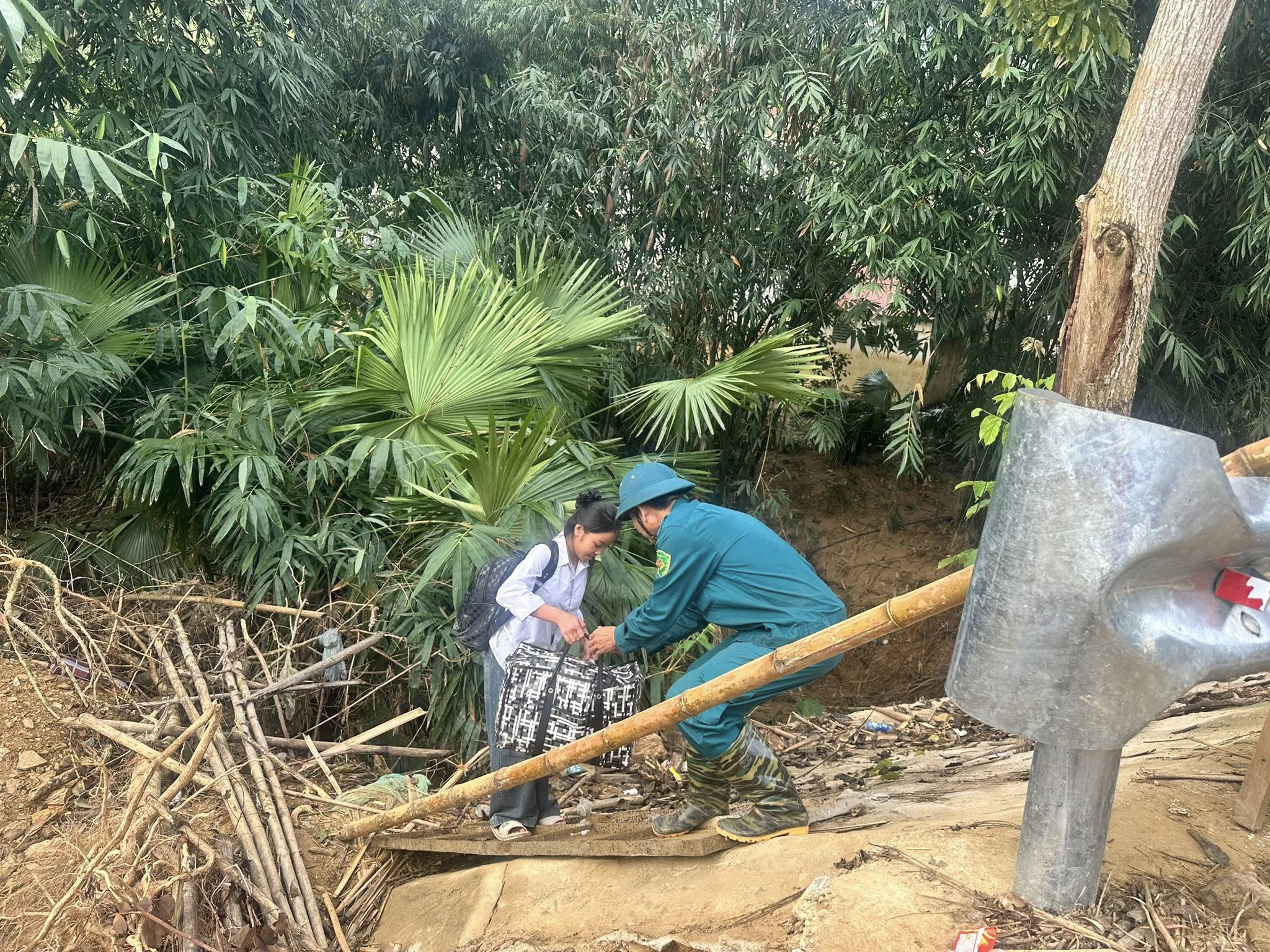 Cầu cứng bị cuốn trôi, dùng thuyền vượt sông đưa hàng trăm học sinh đến trường - Ảnh 7.