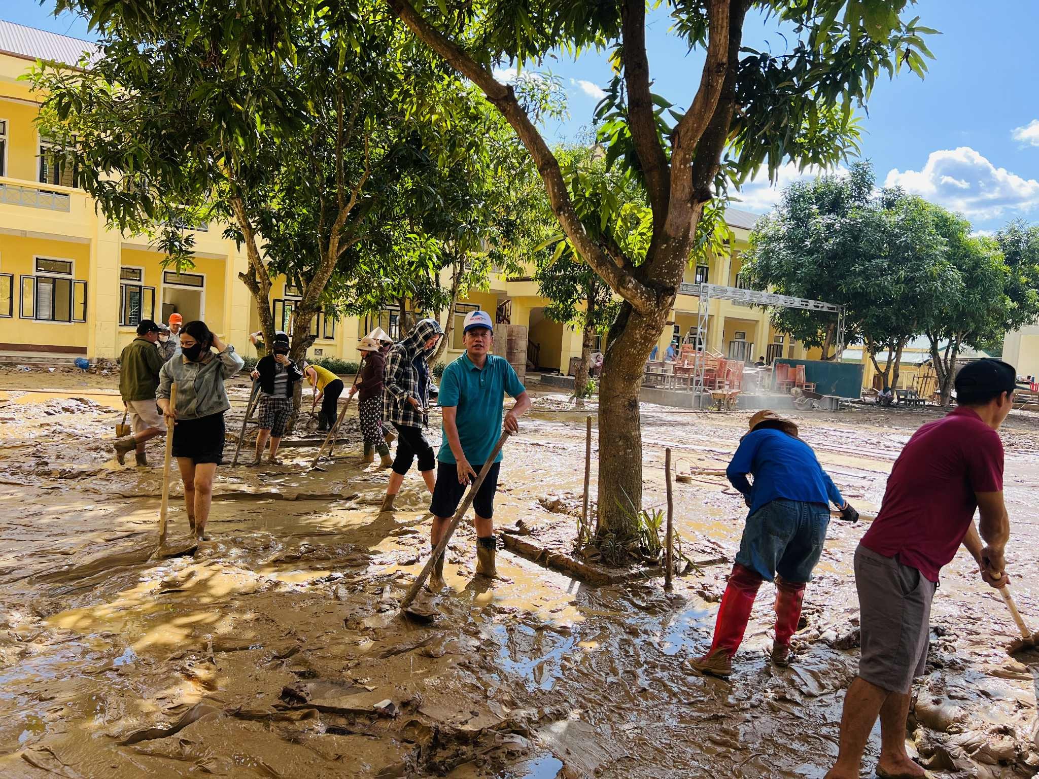 Cầu cứng bị cuốn trôi, dùng thuyền vượt sông đưa hàng trăm học sinh đến trường - Ảnh 10.