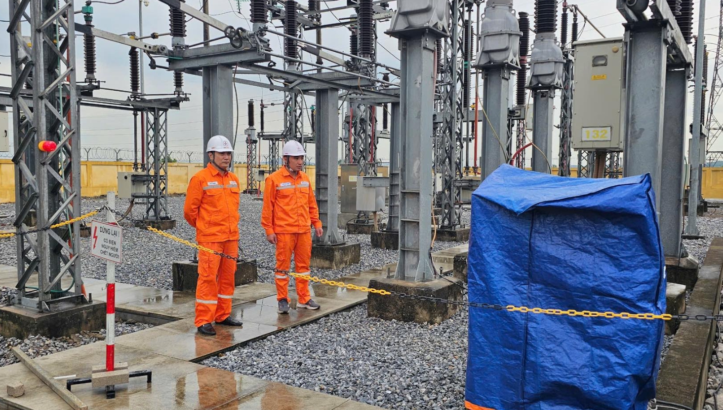 Gần 14.000 khách hàng Hà Nội tạm thời mất điện sau bão số 11- Ảnh 1.
