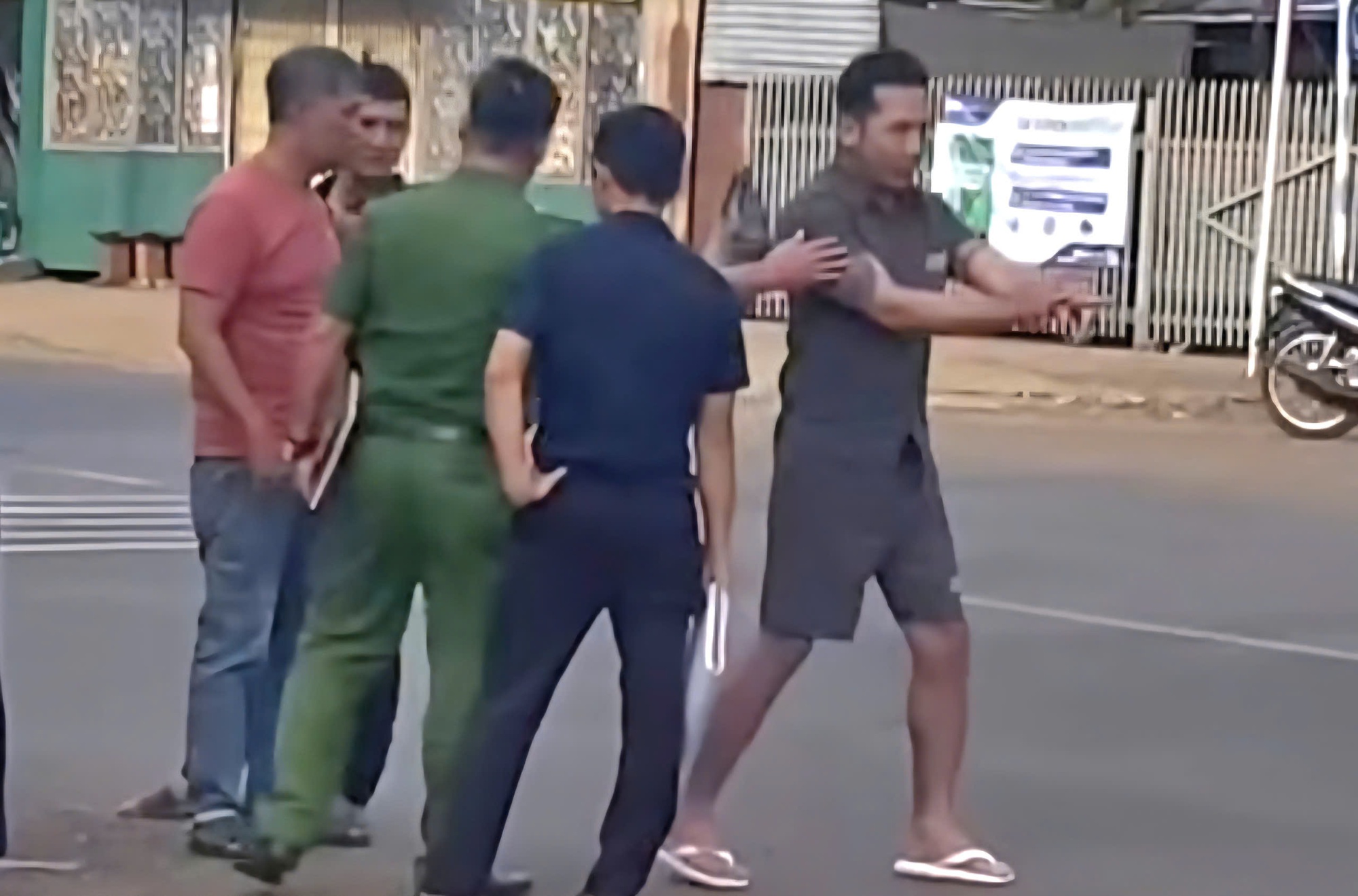 Bắt khẩn cấp kẻ tấn công tài xế xe tải sau va chạm giao thông- Ảnh 3.