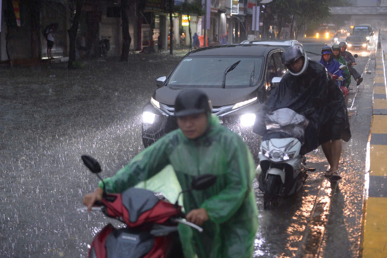 Mưa xuyên đêm, các tuyến phố Hà Nội ngập sâu- Ảnh 10.