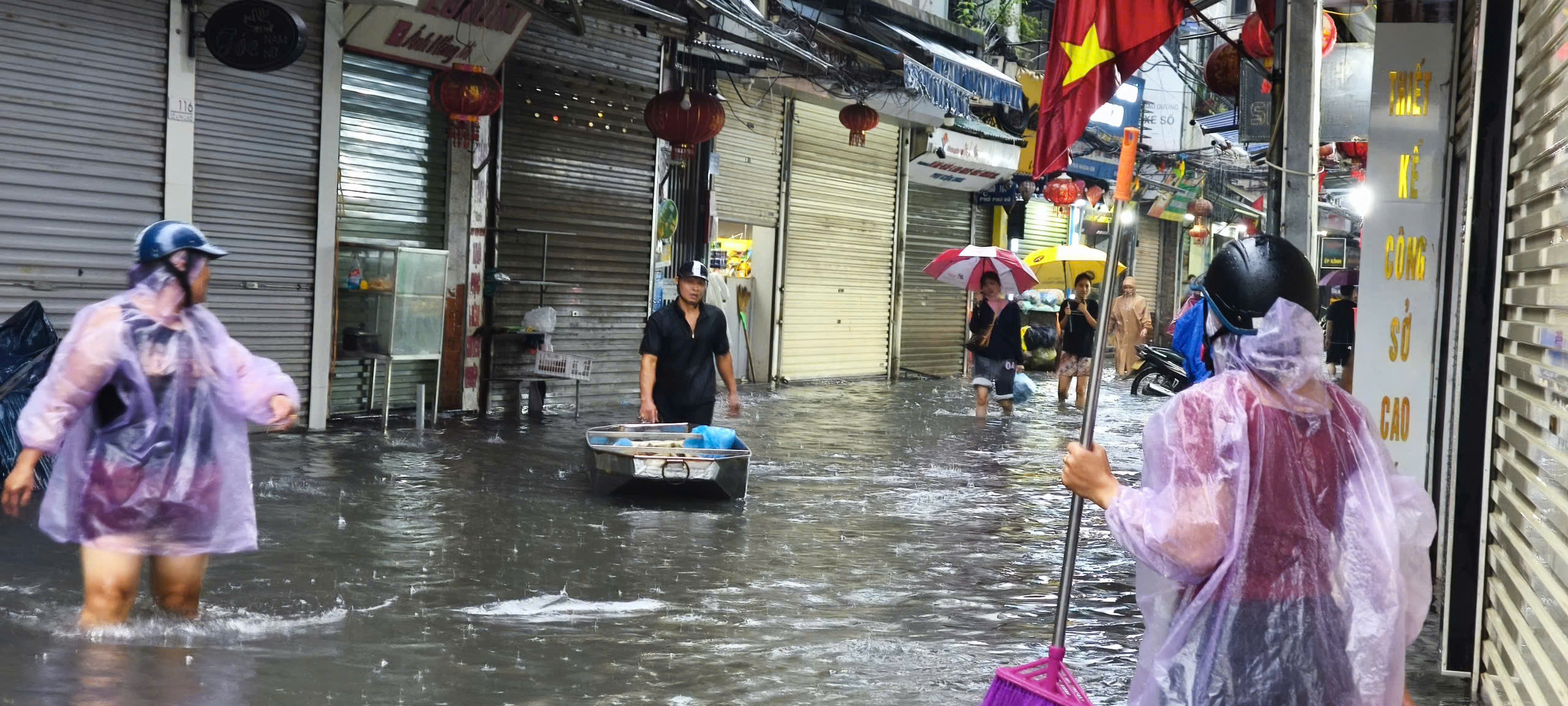 Mưa xuyên đêm, các tuyến phố Hà Nội ngập sâu- Ảnh 13.
