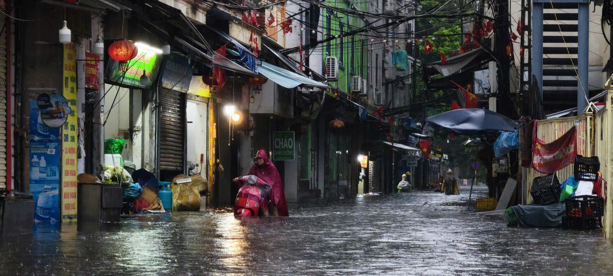 Mưa xuyên đêm, các tuyến phố Hà Nội ngập sâu- Ảnh 17.