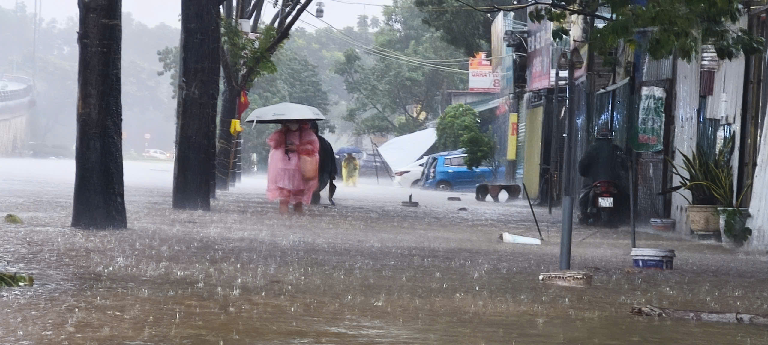 Mưa xuyên đêm, các tuyến phố Hà Nội ngập sâu- Ảnh 8.