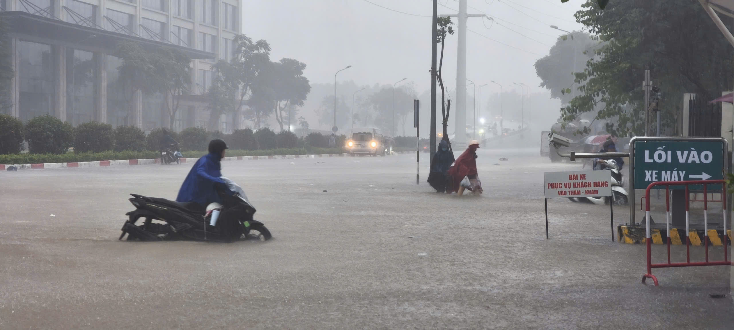 Mưa xuyên đêm, các tuyến phố Hà Nội ngập sâu- Ảnh 4.