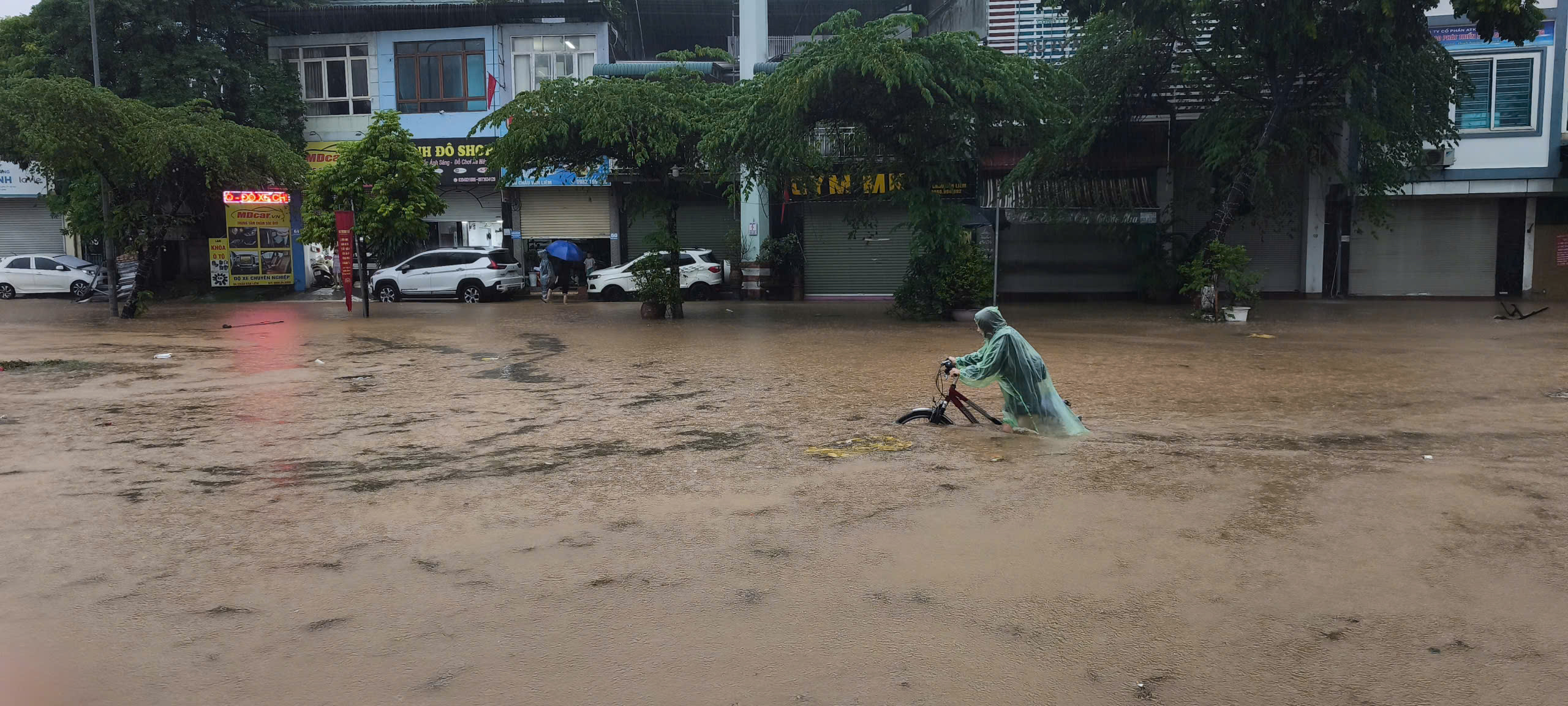 Mưa xuyên đêm, các tuyến phố Hà Nội ngập sâu- Ảnh 5.