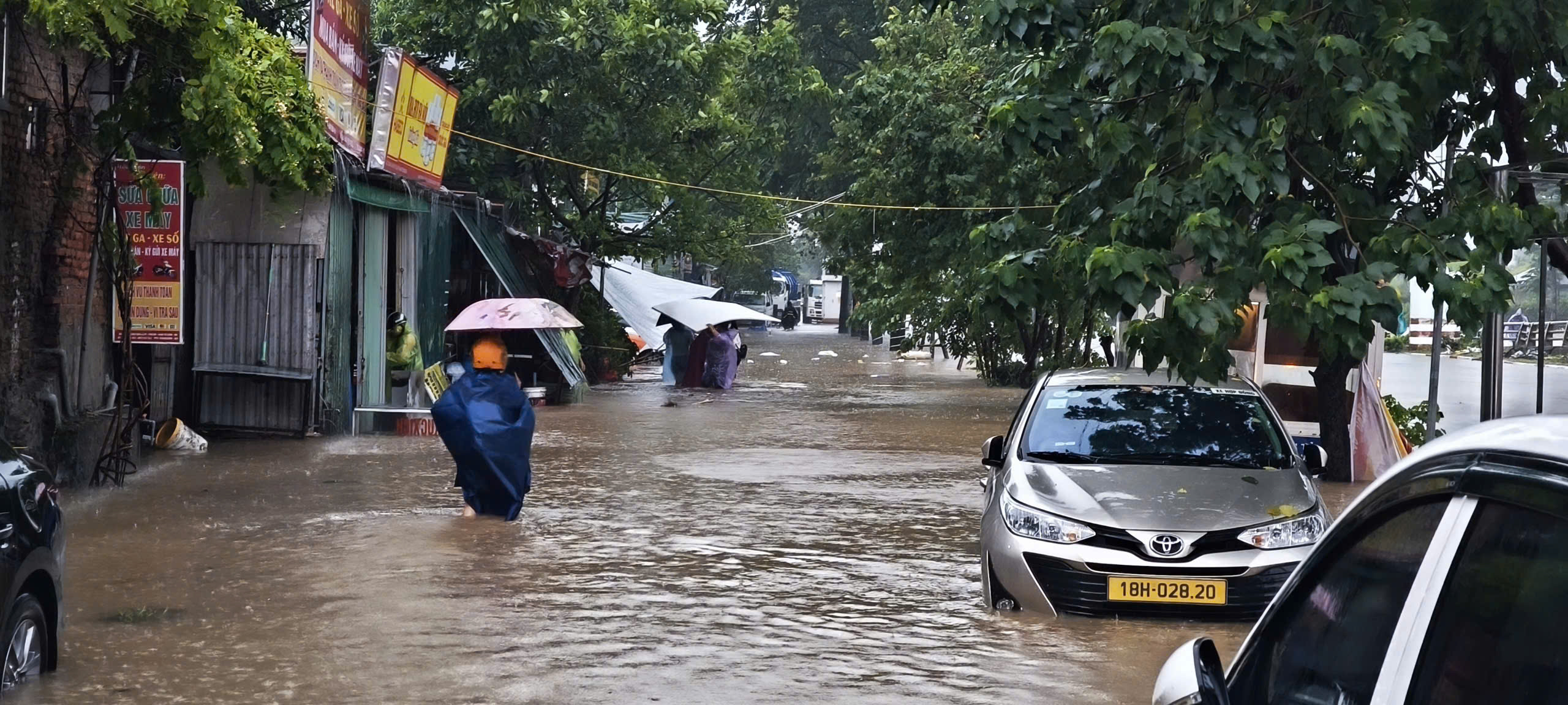 Mưa xuyên đêm, các tuyến phố Hà Nội ngập sâu- Ảnh 14.