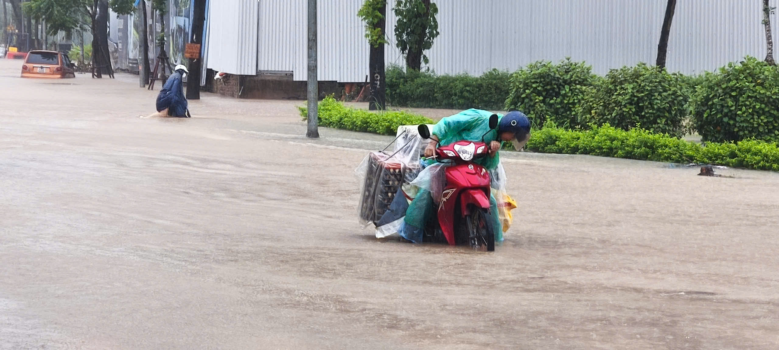 Mưa xuyên đêm, các tuyến phố Hà Nội ngập sâu- Ảnh 12.