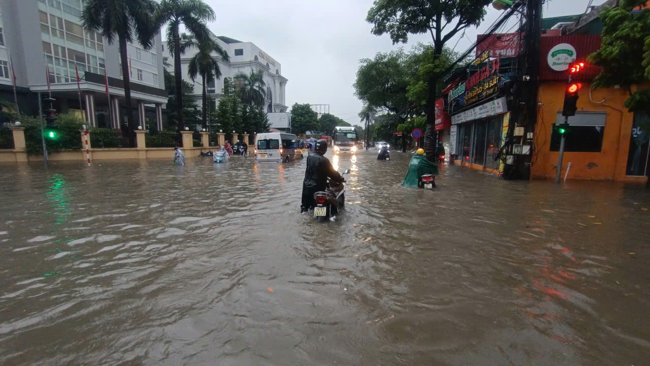 Mưa xuyên đêm, các tuyến phố Hà Nội ngập sâu- Ảnh 6.