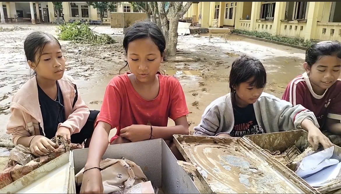 Cầu cứng bị cuốn trôi, dùng thuyền vượt sông đưa hàng trăm học sinh đến trường - Ảnh 8.