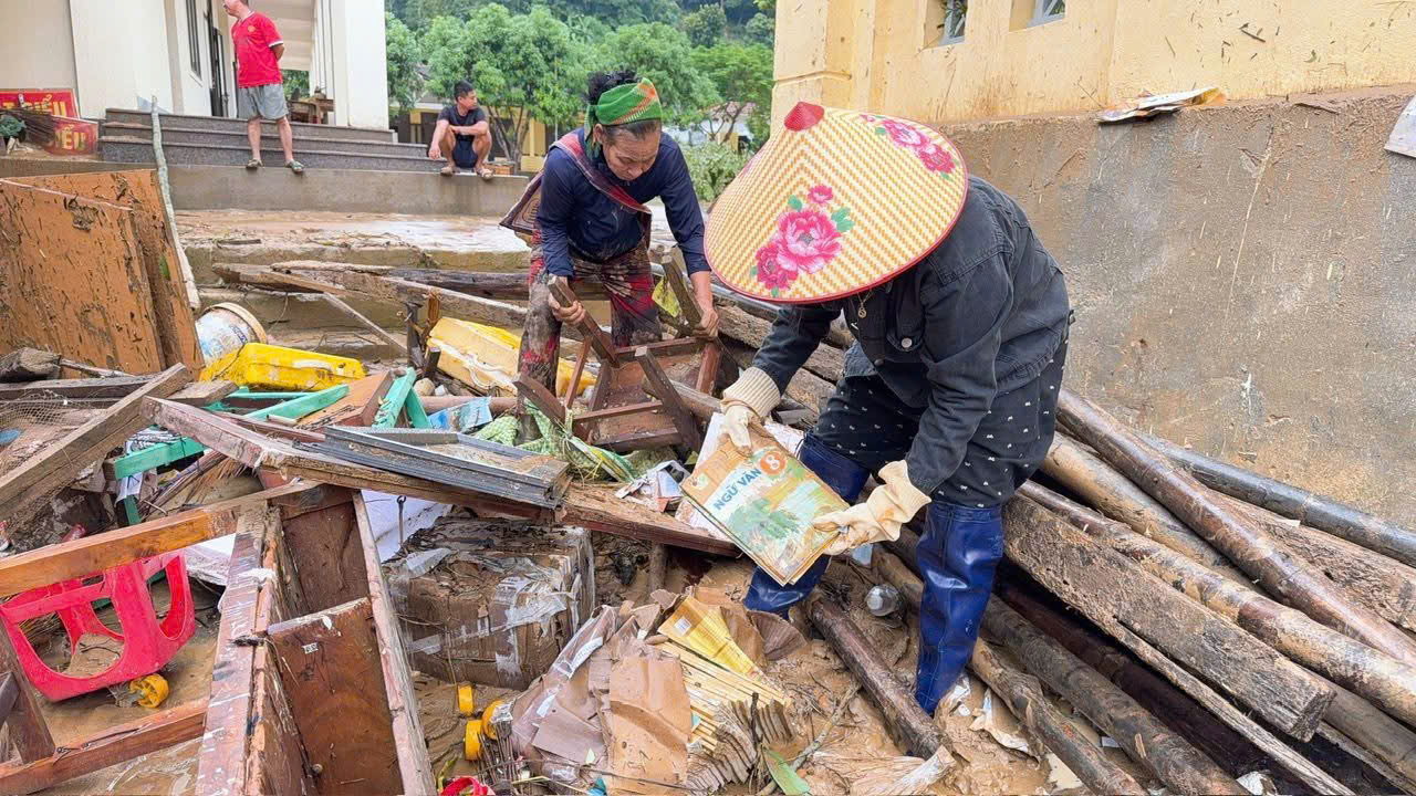 Cầu cứng bị cuốn trôi, dùng thuyền vượt sông đưa hàng trăm học sinh đến trường - Ảnh 9.