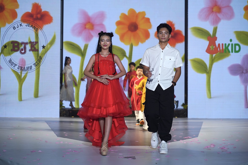 Rapper nhí Xệ Xệ khuấy đảo sàn diễn thời trang, mang năng lượng hip-hop bùng nổ - Ảnh 5.