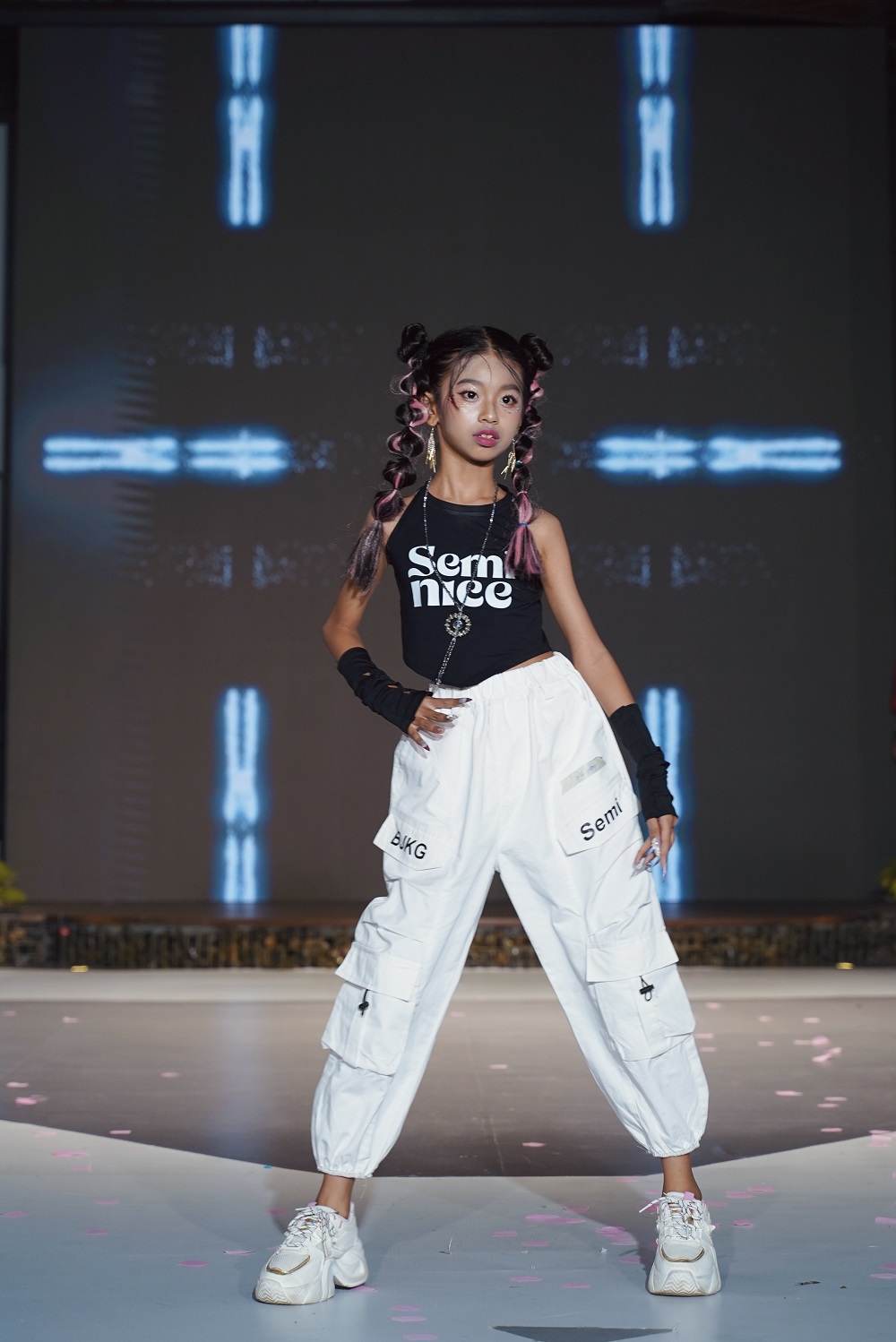 Rapper nhí Xệ Xệ khuấy đảo sàn diễn thời trang, mang năng lượng hip-hop bùng nổ - Ảnh 2.