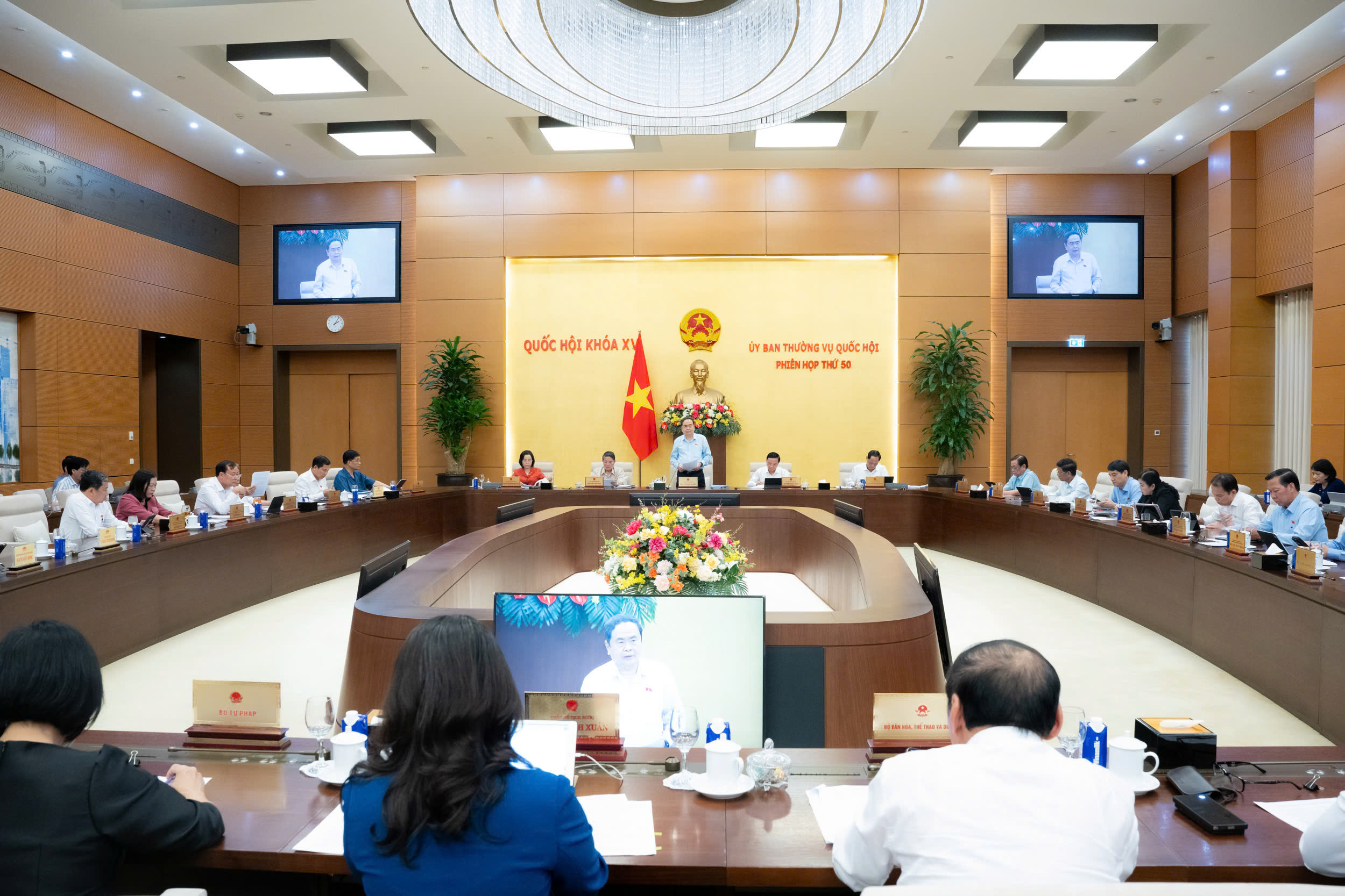 Uỷ ban Thường vụ Quốc hội xem xét công tác nhân sự - Ảnh 2.