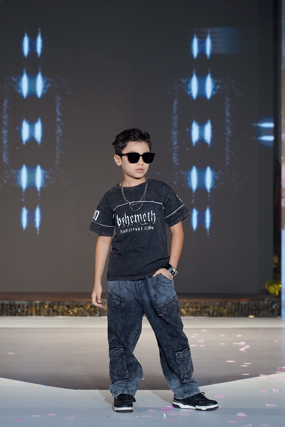 Rapper nhí Xệ Xệ khuấy đảo sàn diễn thời trang, mang năng lượng hip-hop bùng nổ - Ảnh 3.