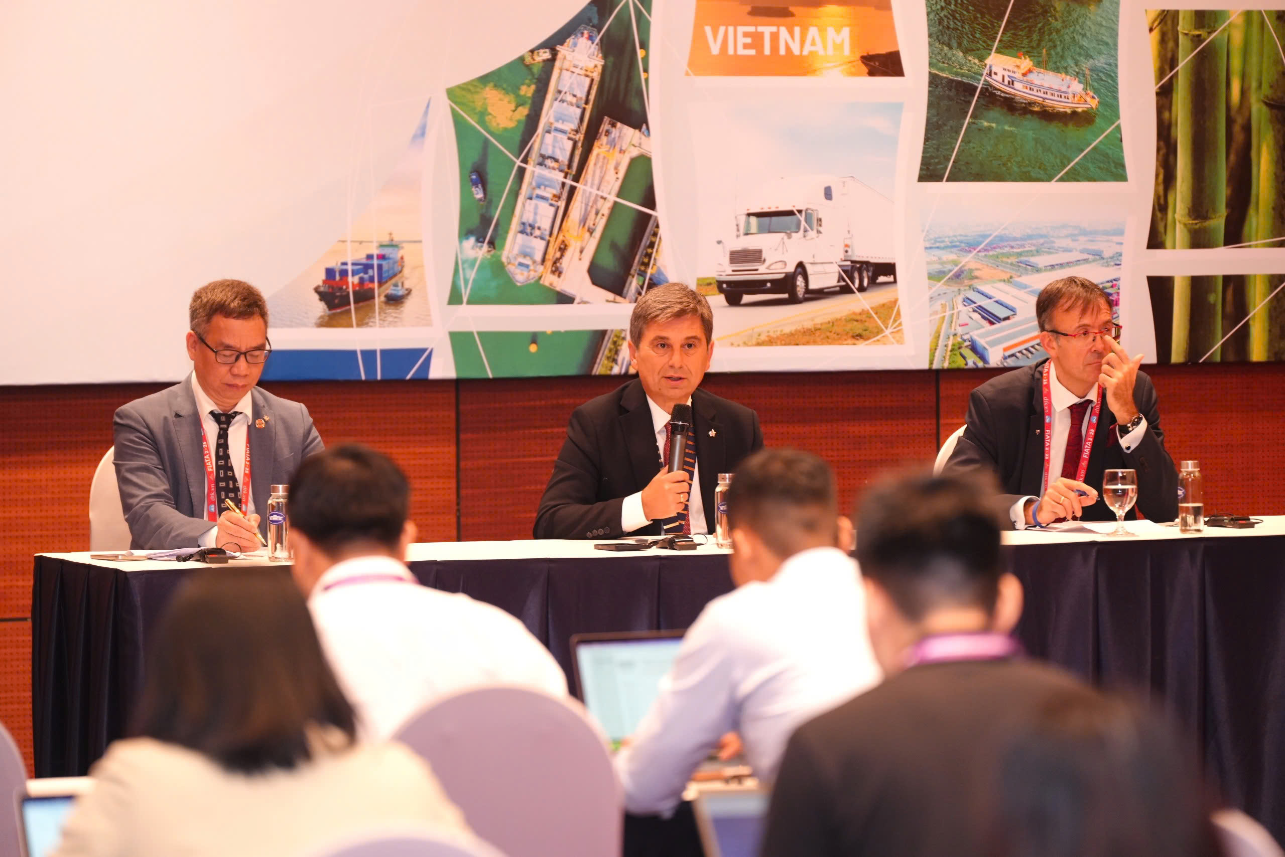 Để Việt Nam trở thành trung tâm logistics mới của ASEAN- Ảnh 2.