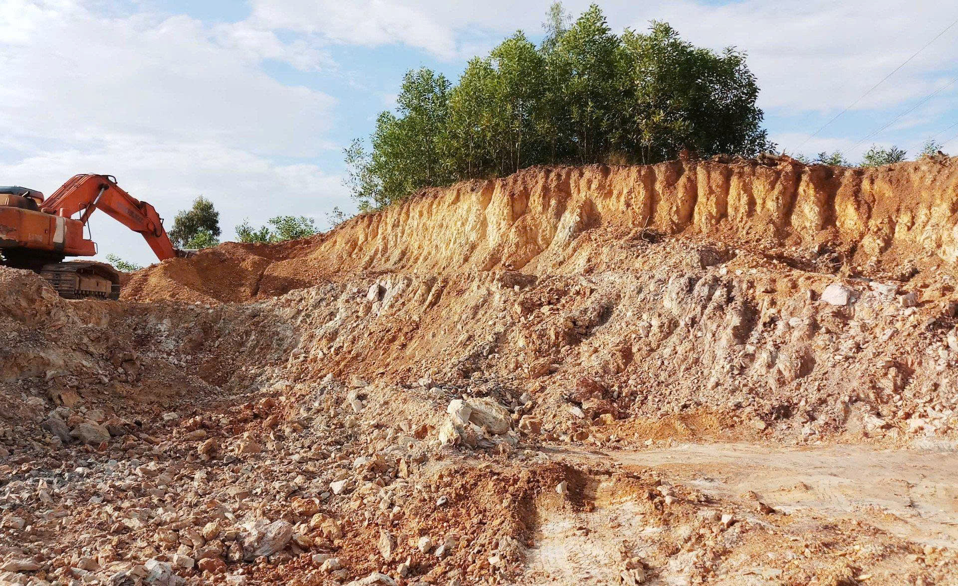 Quảng Ngãi hủy kết quả trúng đấu giá 7 mỏ đất san lấp do vi phạm quy định- Ảnh 1.