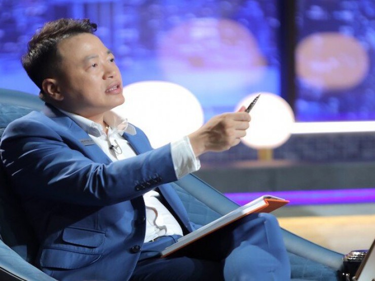 Lùm xùm dự án tiền ảo AntEx: Công an điều xe tải chở nhiều thùng tài liệu ở công ty của Shark Bình - Ảnh 7.