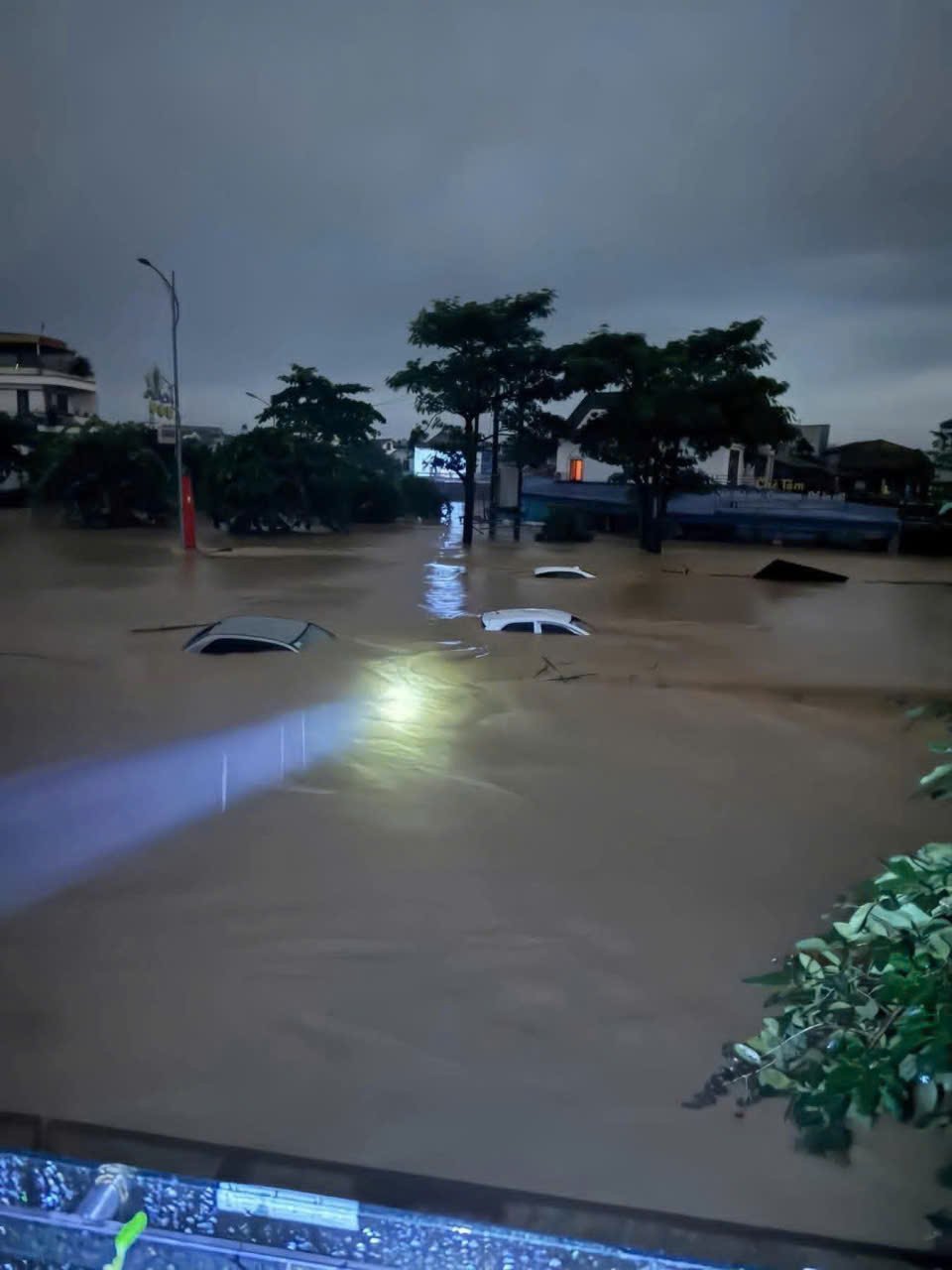 Ngập lụt "chưa từng có trong tiền lệ" ở Thái Nguyên, thành phố chìm trong biển nước - Ảnh 5.