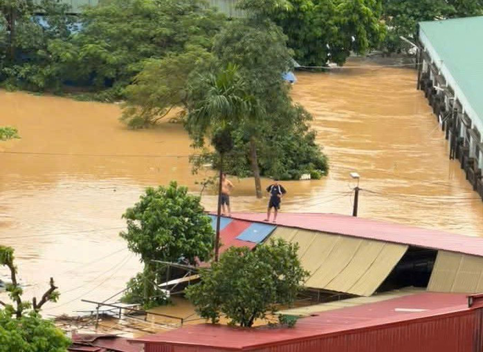 Ngập lụt "chưa từng có trong tiền lệ" ở Thái Nguyên, thành phố chìm trong biển nước - Ảnh 2.