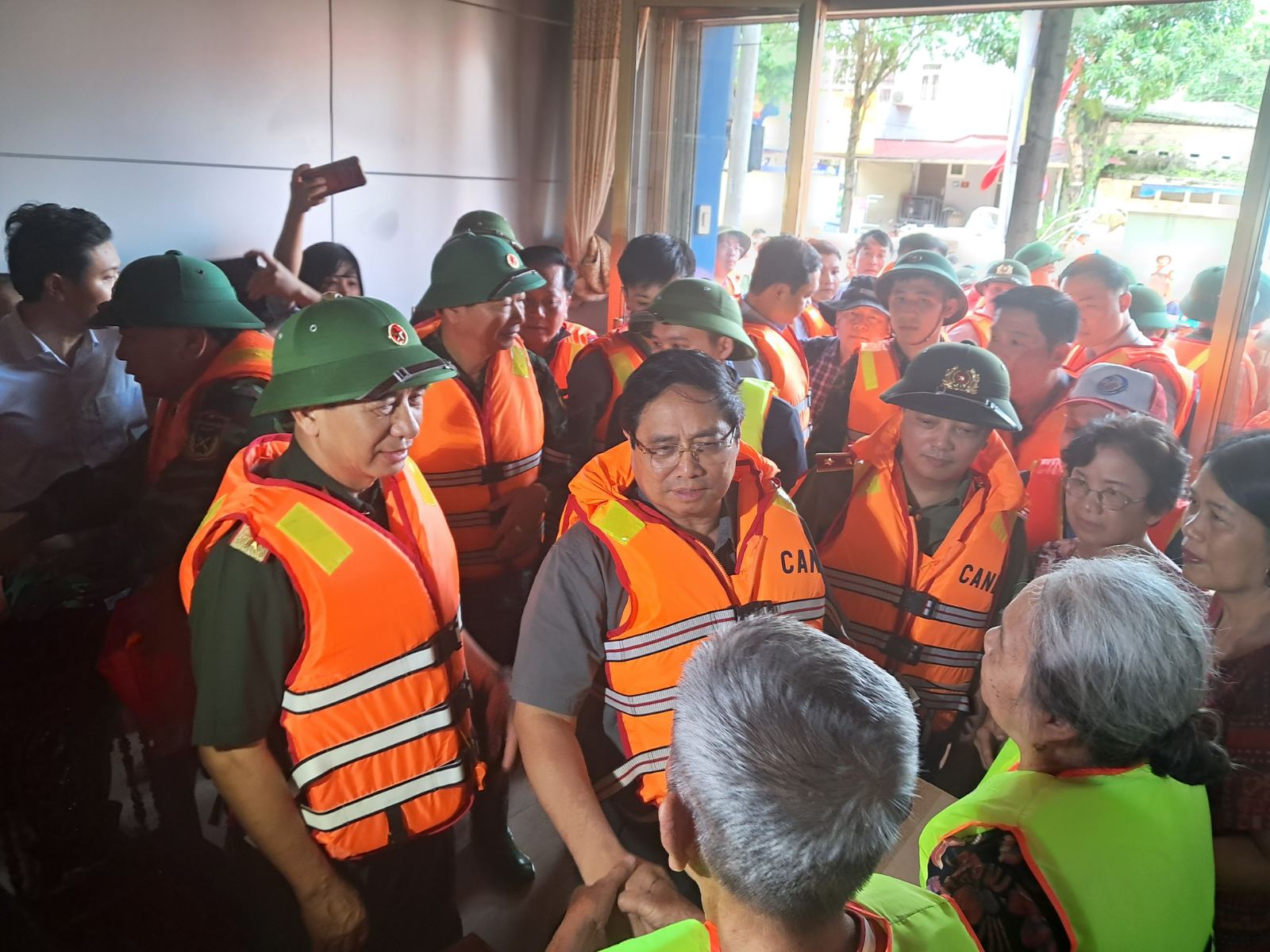 Thủ tướng tới Thái Nguyên thăm hỏi người dân, chỉ đạo khắc phục hậu quả mưa lũ - Ảnh 2.