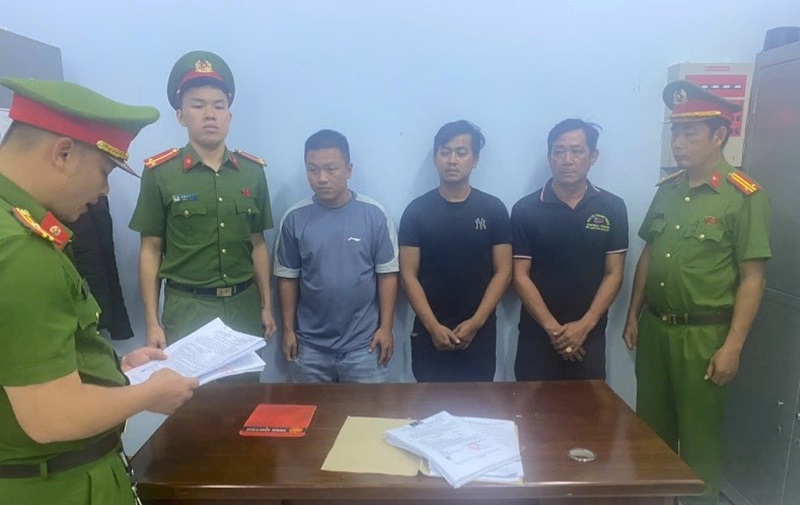 Lâm Đồng: Giữ khẩn cấp 3 đối tượng gây rối trật tự công cộng tại trạm thu phí Toàn Mỹ 14 - Ảnh 1.