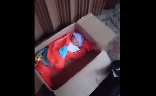 Nghe tiếng khóc, người dân chạy ra kiểm tra thì sốc nặng- Ảnh 1. Nghe tiếng khóc, người dân chạy ra kiểm tra thì sốc nặng- Ảnh 1.