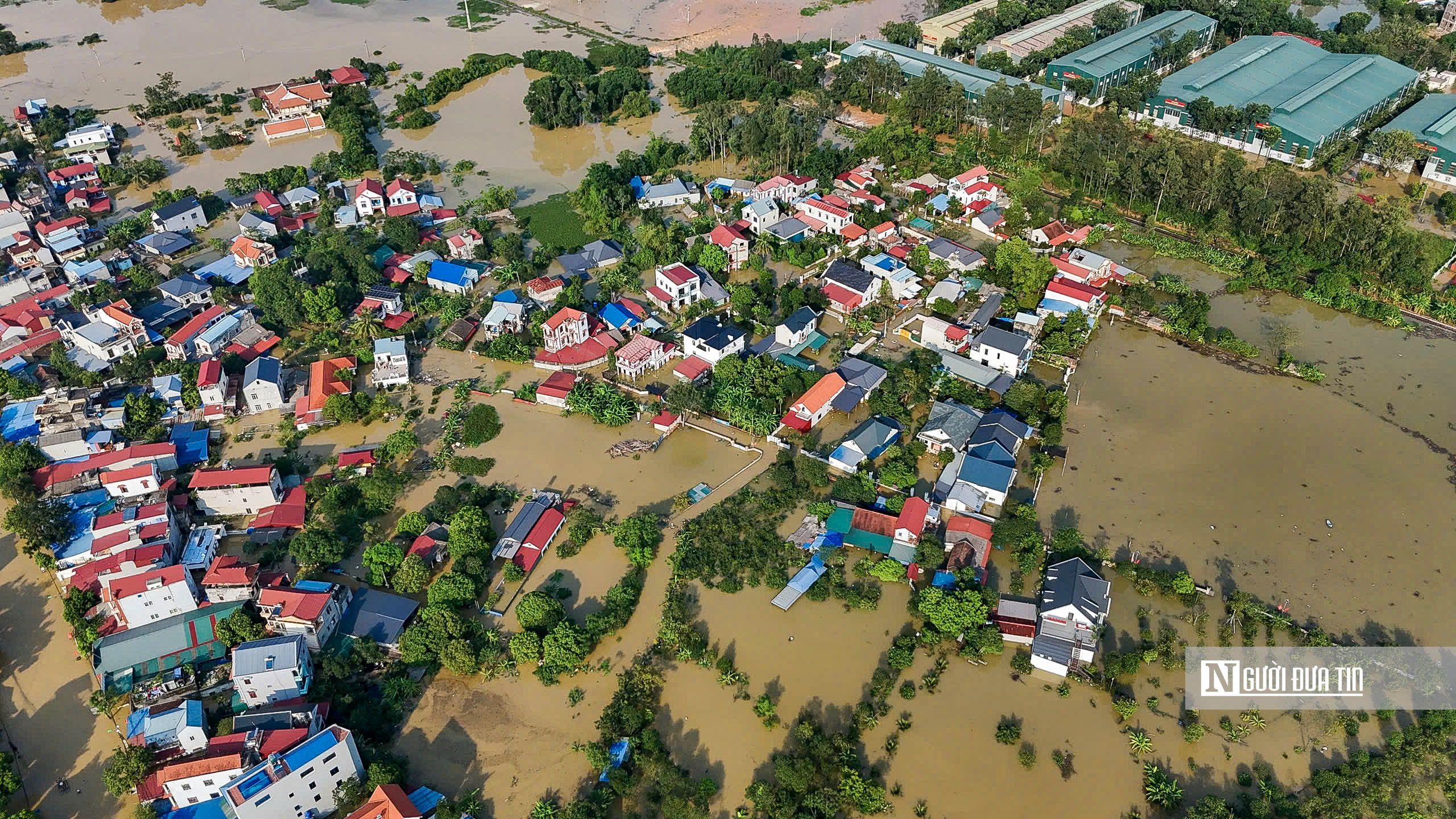 Hà Nội: Hàng nghìn căn nhà ở xã Trung Giã chìm trong "biển nước" - Ảnh 4.