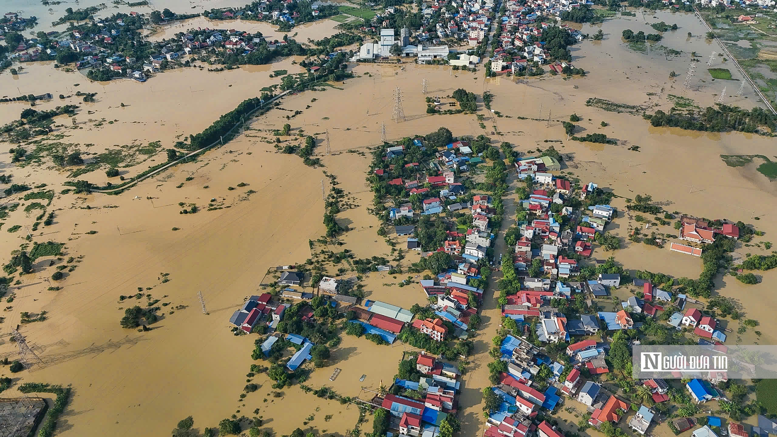 Hà Nội: Hàng nghìn căn nhà ở xã Trung Giã chìm trong "biển nước" - Ảnh 3.