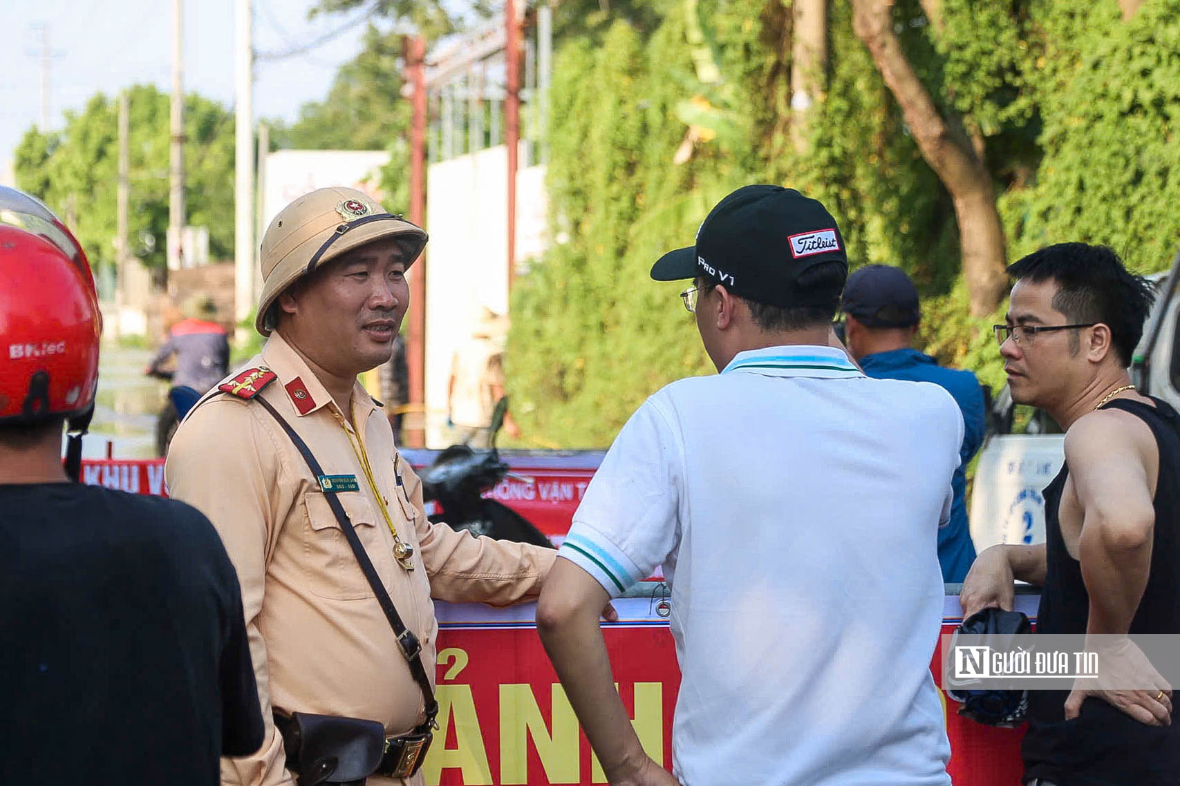 Hà Nội: Hàng nghìn căn nhà ở xã Trung Giã chìm trong "biển nước" - Ảnh 9.