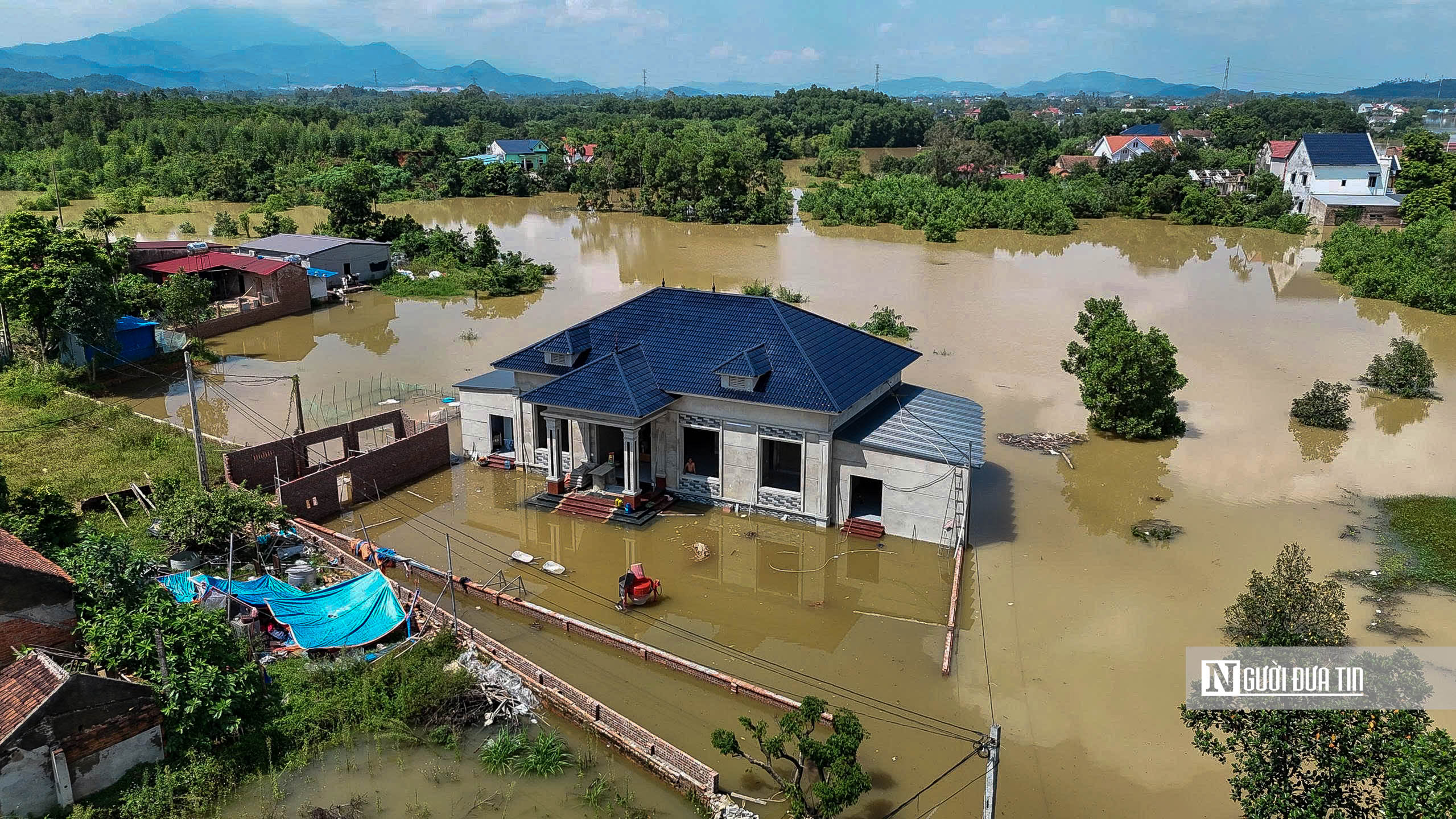 Hà Nội: Hàng nghìn căn nhà ở xã Trung Giã chìm trong "biển nước" - Ảnh 6.